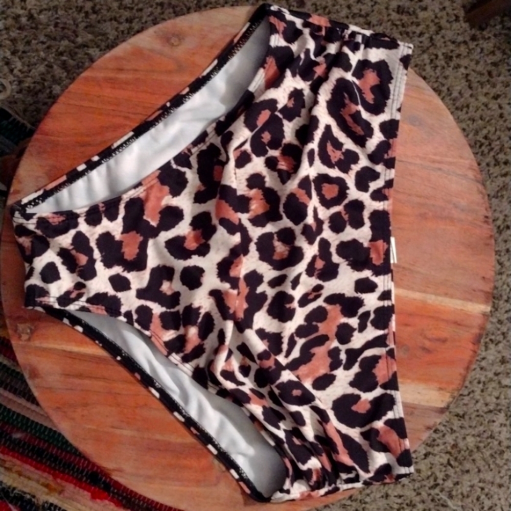 Size medium and is black, brown, and tan